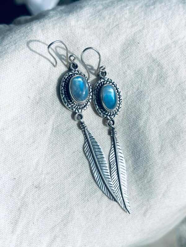 Boucles d'oreilles en argent : plume & pierre de lune